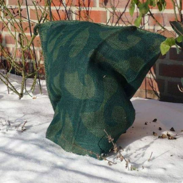 Jutesack als Winterschutz Ornament-Design grün