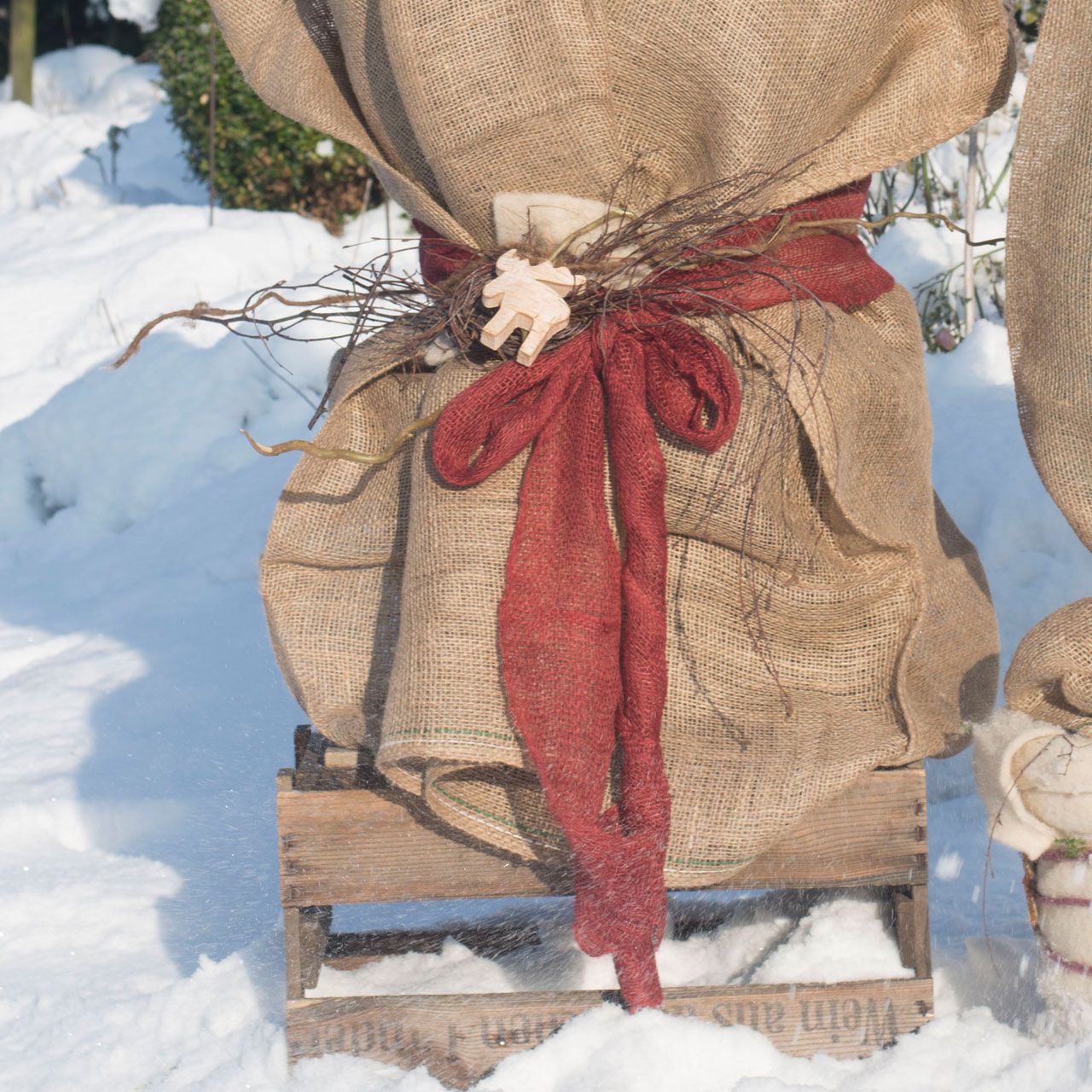 V25021_Winterschutz_Deko-Juteband_rot_2575571e889f83_1280x1280.jpg V25021_Winterschutz_Deko-Juteband_rot_2575571e889f83_1280x1280.jpg