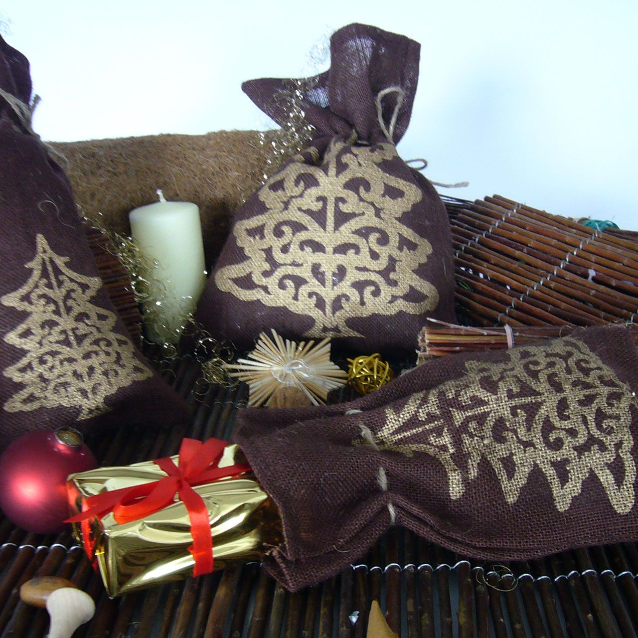 V28112_Jutesaeckchen_Tannenbaum_braun-gold_1280x1280.jpg