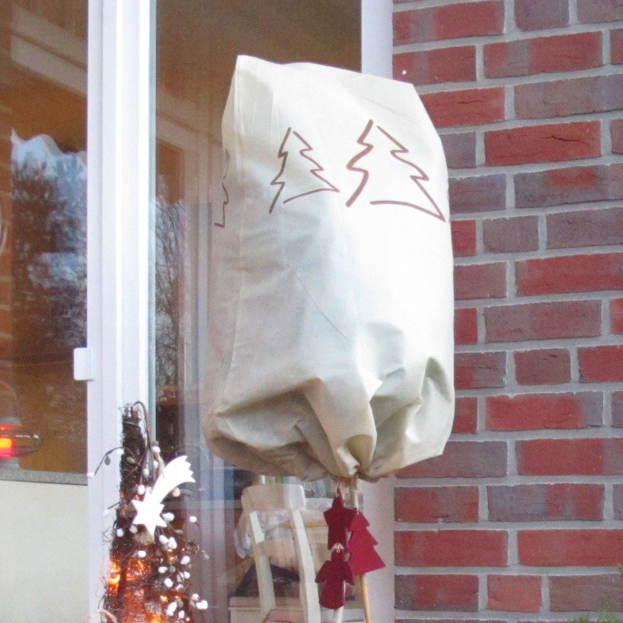 V28433_Winterschutz_Vlieshaube_Tannenbaeume_beige-braun_2_1280x1280.jpg
