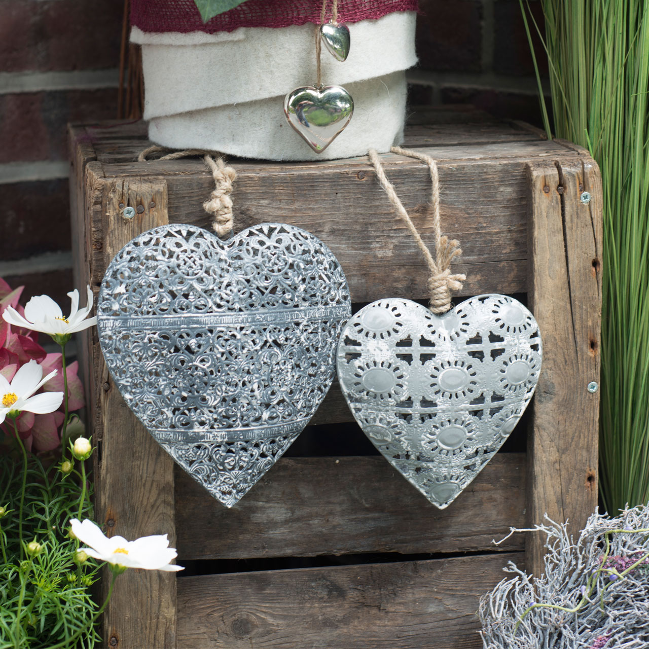 Deko in Herzform auch als Geschenk geeignet modernes Dekoherz 17 cm groß in Weiß & Silber FeinKnick Stilvolles Herz zur Dekoration